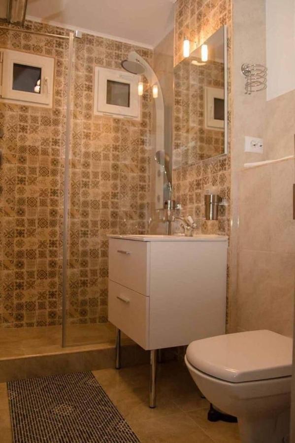 Colonial Touch Apartament Brasov Luaran gambar