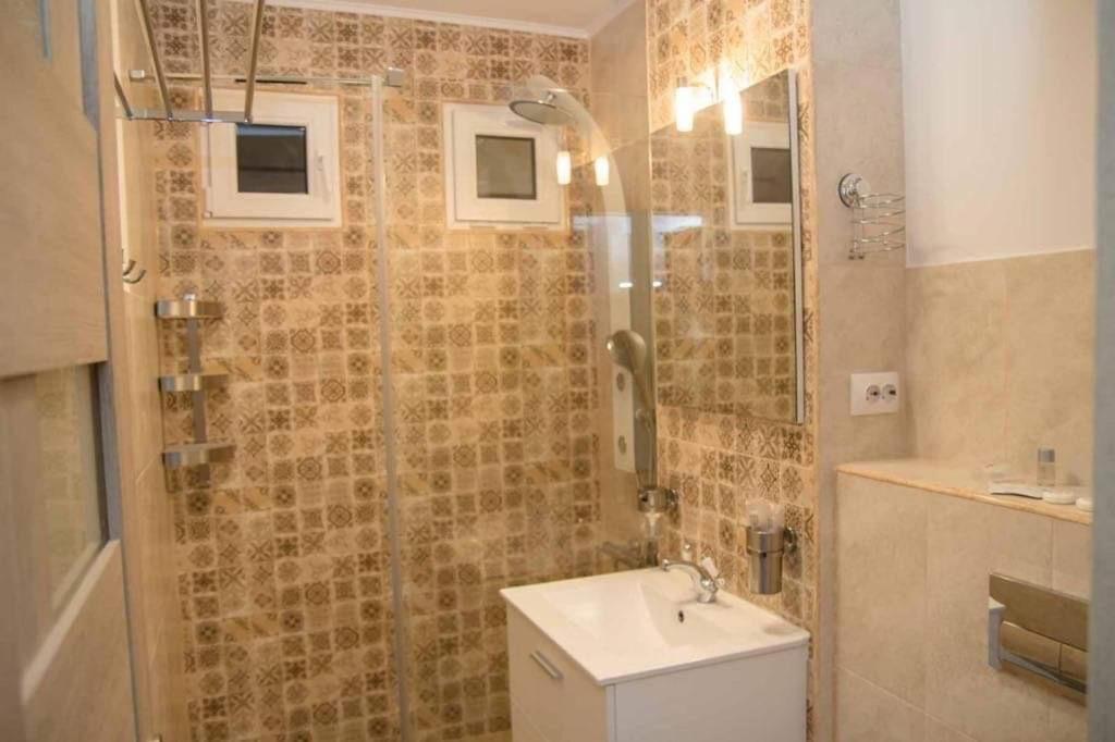 Colonial Touch Apartament Brasov Luaran gambar